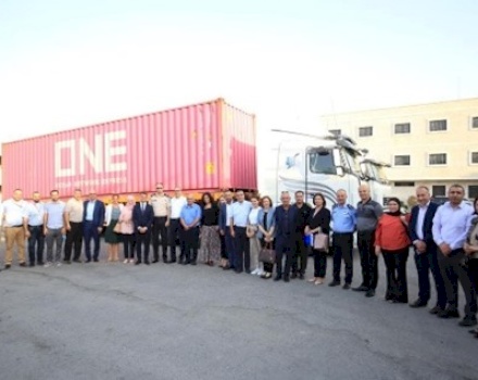 برنامج "تصدير" يدعم أول شحنة فلسطينية تعبر جسر الكرامة / الملك حسين بنظام الحاويات سعة 40 قدماً 